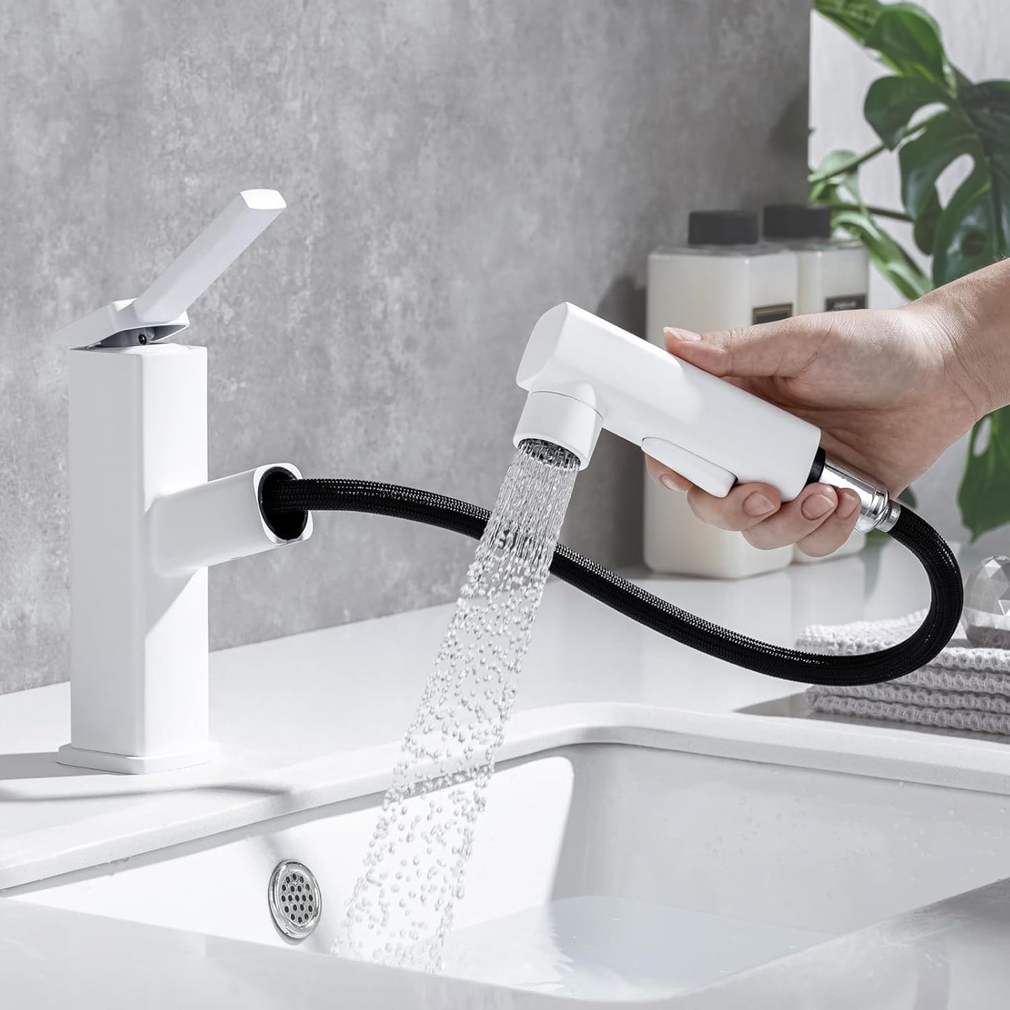 HANLIAN Single Hole Pull Out Faucet for Bathroom Sink, Black Sink Faucet Bathroom, One Handle Modern Restroom Tap with Pull Down Sprayer, 3 Modes Washroom Pull Out Tap with Rotating Spout